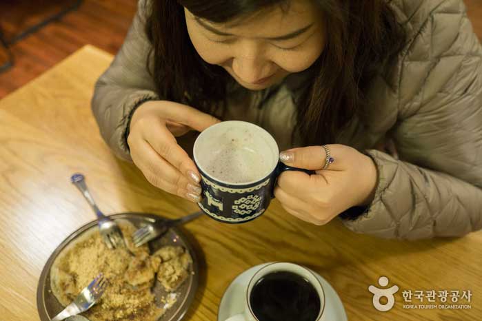 一杯紅豆拿鐵和烤年糕 - 韓國濟州島西歸浦市 (https://codecorea.github.io)