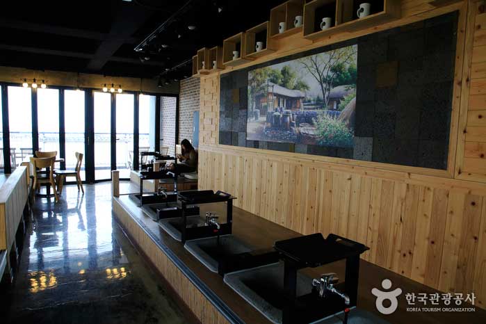 一樓是咖啡廳，二樓則設有足浴。 - 韓國濟州島西歸浦市 (https://codecorea.github.io)