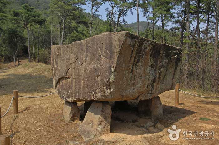 Dolmen carrelé (sud) dans les ruines du dolmen de Gochang - Gochang-gun, Jeonbuk, Corée (https://codecorea.github.io)