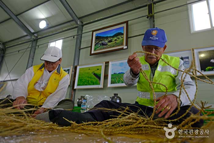 Ancianos tejiendo paja en exposición de artefactos agrícolas - Gochang-gun, Jeonbuk, Corea (https://codecorea.github.io)