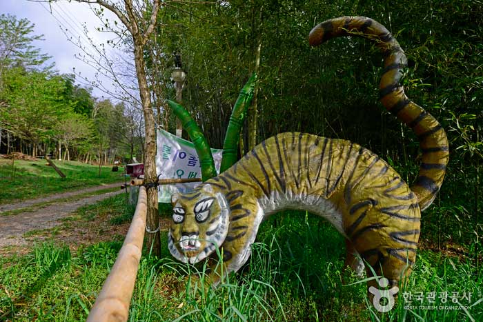 Modèle de tigre rencontré à l'entrée - Gochang-gun, Jeonbuk, Corée (https://codecorea.github.io)