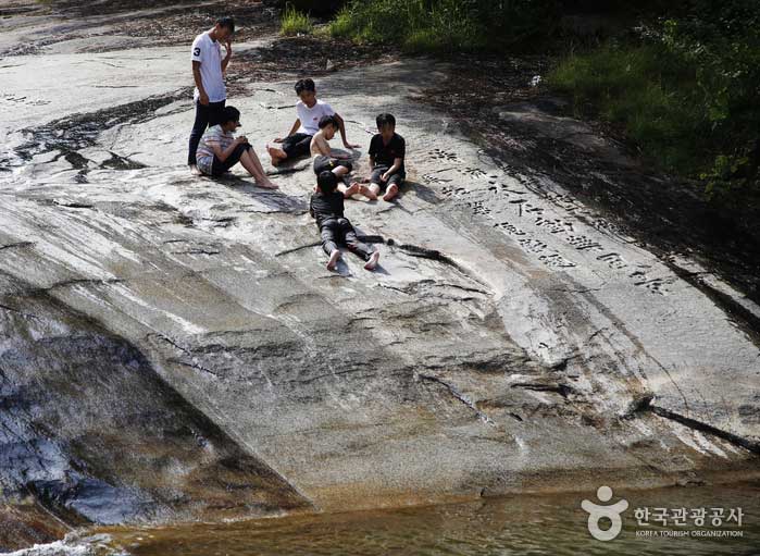 Дети играют в скале, где их предки вырезали стихи - Сунчхон, Чоннам, Корея (https://codecorea.github.io)