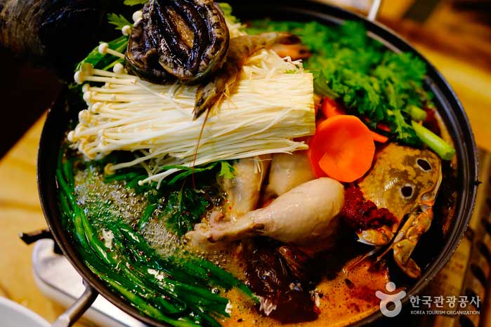 Haesintang avec divers fruits de mer comme l'ormeau et le poulpe sauvage - Anyang, Gyeonggi-do, Corée (https://codecorea.github.io)