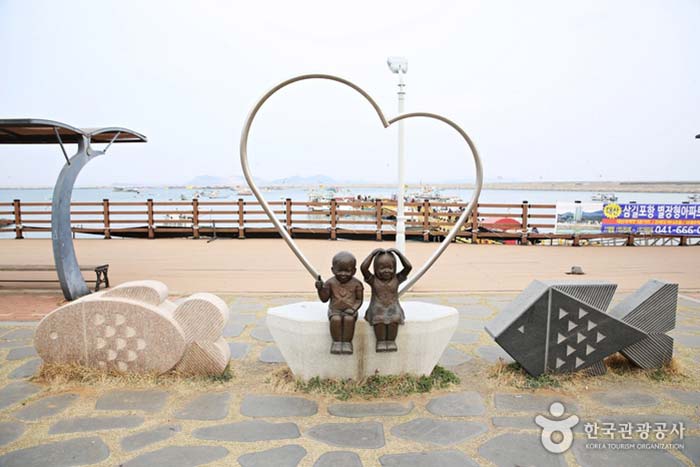 Las esculturas se instalan a lo largo del mar. - Seosan, Chungnam, Corea del Sur (https://codecorea.github.io)