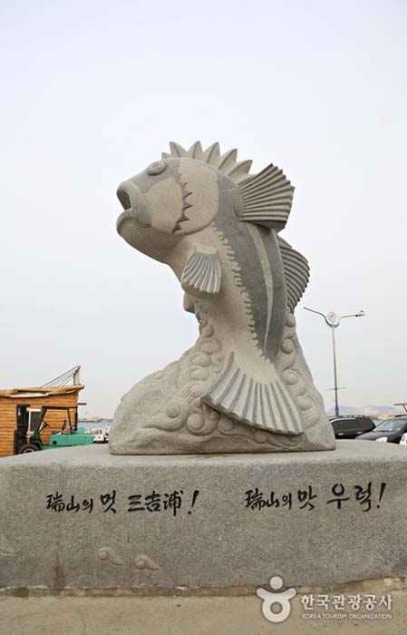Hay una gran estatua de Uru en el puerto de Samgilpo. - Seosan, Chungnam, Corea del Sur (https://codecorea.github.io)