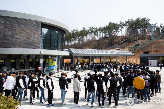 Lange Schlange stehende Passagiere auf dem Rouge - Tongyeong, Gyeongnam, Korea (https://codecorea.github.io)