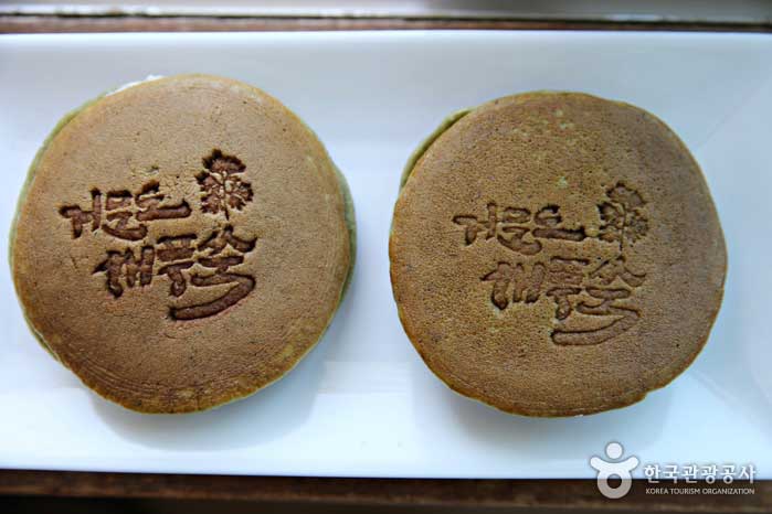 Pancakes with the words ‘Geomundo Haepoong mugwort’ - Yeosu, Jeonnam, Korea (https://codecorea.github.io)