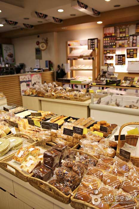Ein Bäcker mit 20 Jahren Erfahrung präsentiert eine Vielzahl von Broten - Yeosu, Jeonnam, Korea (https://codecorea.github.io)