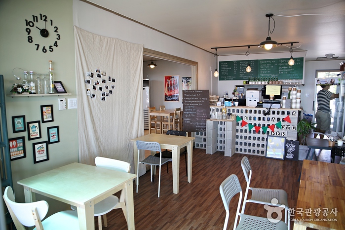 Ambiente ordenado dentro del café - Gangneung, Corea del Sur (https://codecorea.github.io)