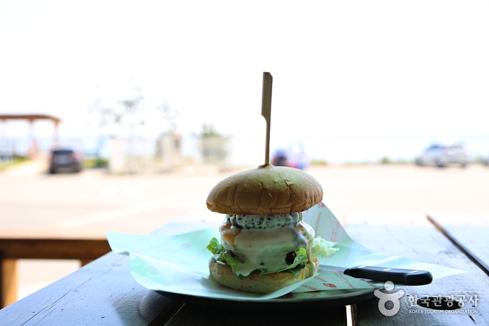 Un copieux burger fait maison dans le café rouge - Gangneung, Corée du Sud (https://codecorea.github.io)