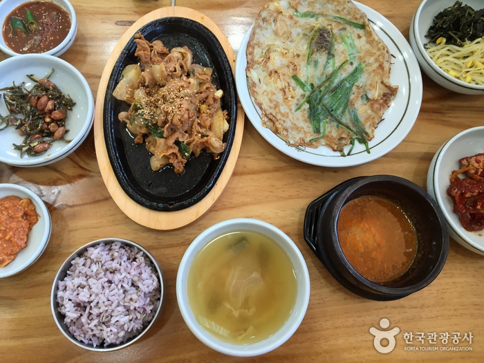 Comida cuidadosamente preparada - Jeju, Corea del Sur (https://codecorea.github.io)
