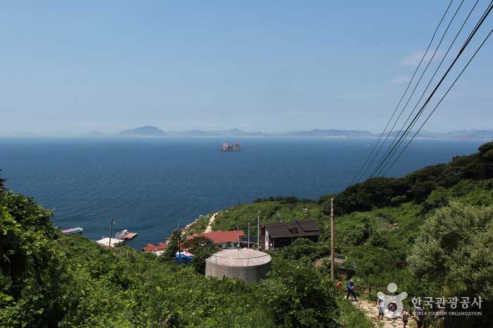 當您下船時，它可以俯瞰村莊和碼頭。 - 韓國慶南統營市 (https://codecorea.github.io)