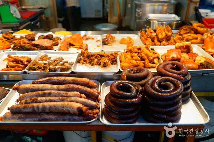 Boutique vendant divers types de viande fumée - Yeongdeungpo-gu, Séoul, Corée (https://codecorea.github.io)