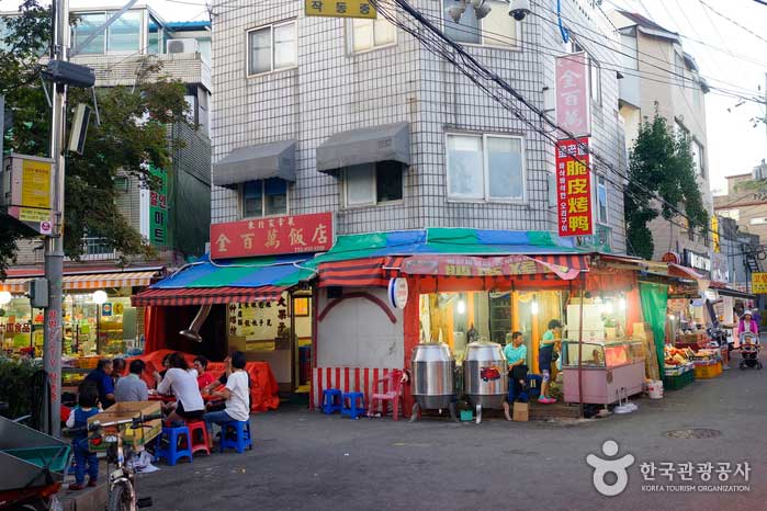 Leute, die ein Mittagstreffen genießen - Yeongdeungpo-gu, Seoul, Korea (https://codecorea.github.io)