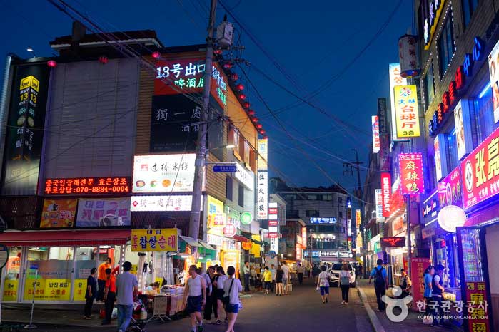 Китайская Деревенская улица перед выходом 12 станции Даэлим на линиях метро 2 и 7 - Yeongdeungpo-gu, Сеул, Корея (https://codecorea.github.io)