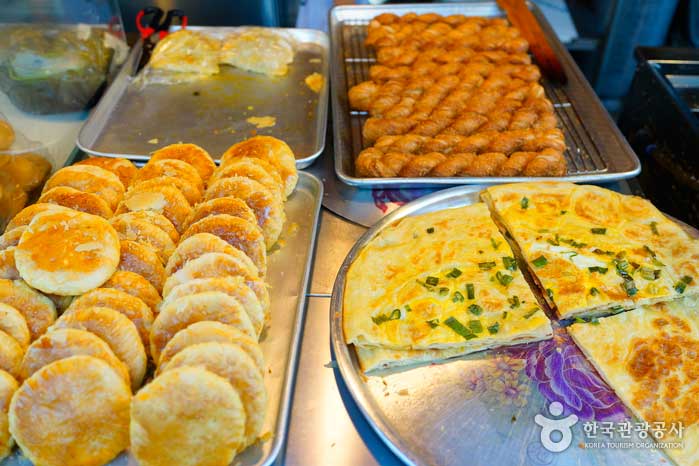 It's also common to be hot-teak and pretzel. - Yeongdeungpo-gu, Seoul, Korea (https://codecorea.github.io)