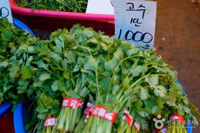Chinesisches Gemüse, das häufig auf dem Daelim Central Market zu finden ist - Yeongdeungpo-gu, Seoul, Korea (https://codecorea.github.io)