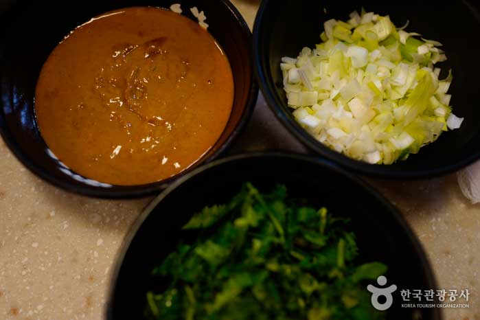 Haga la salsa al vapor con salsa de maní, cebolla verde picada, cilantro, etc. - Yeongdeungpo-gu, Seúl, Corea (https://codecorea.github.io)
