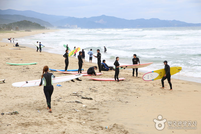 La plage de Daejin est bondée de surfeurs - Donghae, Gangwon, Corée (https://codecorea.github.io)