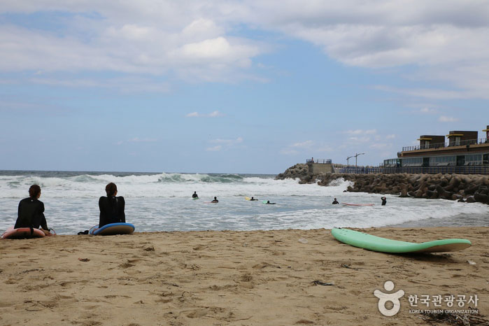 La plage de Daejin est bondée de surfeurs - Donghae, Gangwon, Corée (https://codecorea.github.io)