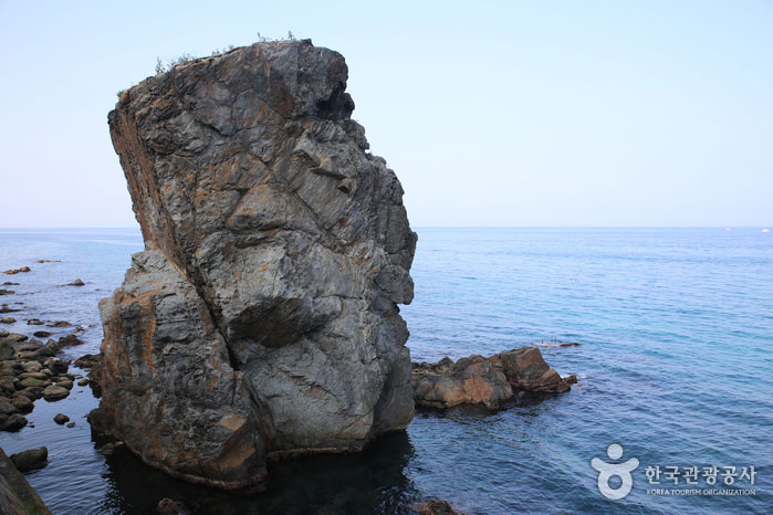 日の出の道を歩くと、一目で黒い岩を見ることができます - 東海、江原、韓国 (https://codecorea.github.io)