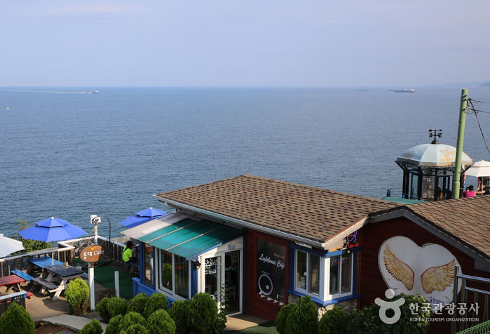 'Lighthouse Cafe' where you can relax while enjoying the cool view - Donghae, Gangwon, Korea (https://codecorea.github.io)