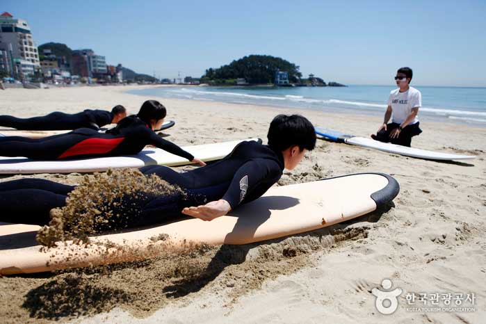 Les surfeurs du jour 1 s'entraînent à pagayer sur la plage de sable - Haeundae-gu, Busan, Corée du Sud (https://codecorea.github.io)