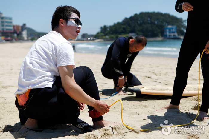 Surfboard prevents loss by connecting with the leash cord of the surfer ankle - Haeundae-gu, Busan, South Korea (https://codecorea.github.io)