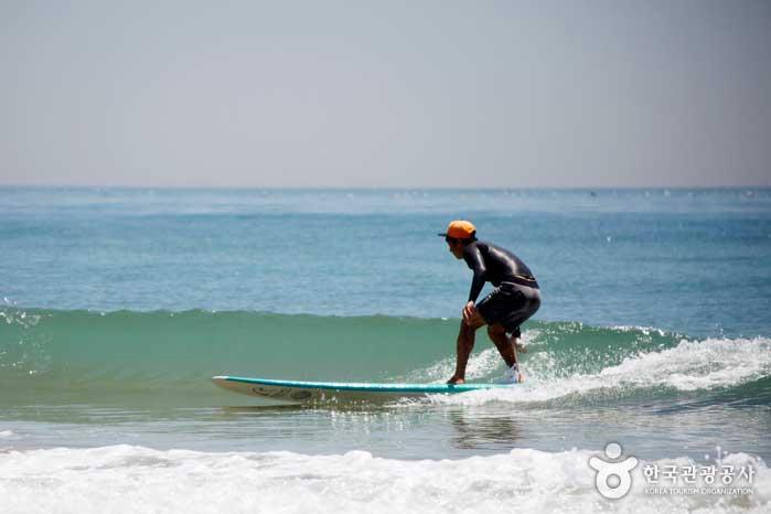 Viaje de surf entre hombres, playa Songjeong, Busan - Haeundae-gu, Busan, Corea del Sur