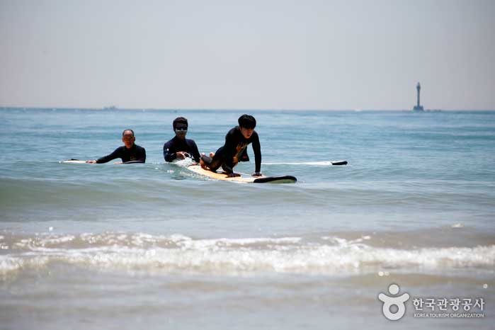 Posture push-up debout sur la planche de surf - Haeundae-gu, Busan, Corée du Sud (https://codecorea.github.io)