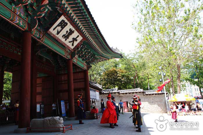 Токсугун главные ворота - Чонно-гу, Сеул, Корея (https://codecorea.github.io)