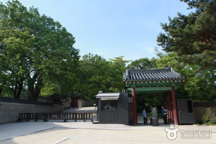 Ворота Хамьянгмун, соединяющие дворец Чхандоккун и дворец Чхангёнгун - Чонно-гу, Сеул, Корея (https://codecorea.github.io)