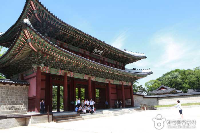 Porte principale du palais de Changdeokgung Porte Donhwamun - Jongno-gu, Séoul, Corée (https://codecorea.github.io)