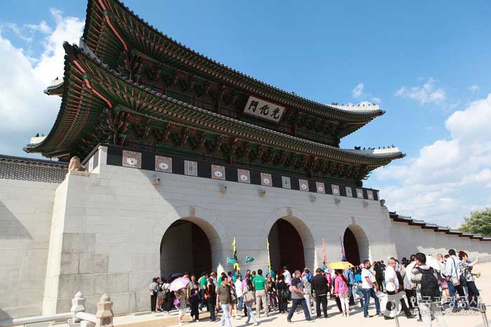 Главные ворота Кёнбоккун Кванхвамун - Чонно-гу, Сеул, Корея (https://codecorea.github.io)