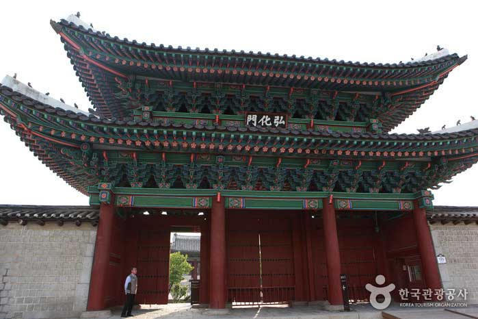 Porte principale de Changgyeonggung Honghwamun - Jongno-gu, Séoul, Corée (https://codecorea.github.io)