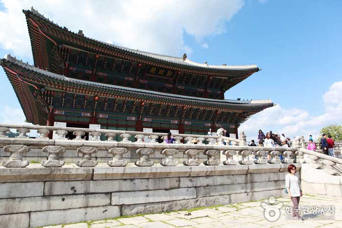 Geunjeongjeon in Gyeongbokgung Palace shining in National Treasure No. 223 - Jongno-gu, Seoul, Korea (https://codecorea.github.io)