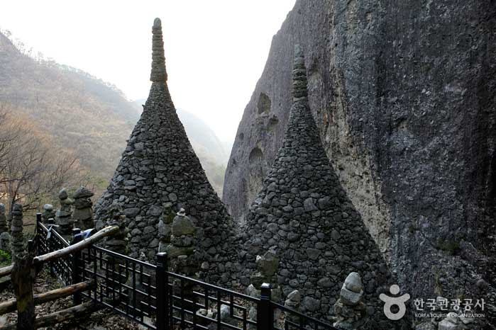 Cheonji-Turm von der Spitze des Pagodentempels und der umliegenden Berge - Jinan-gun, Jeollabuk-do, Korea (https://codecorea.github.io)