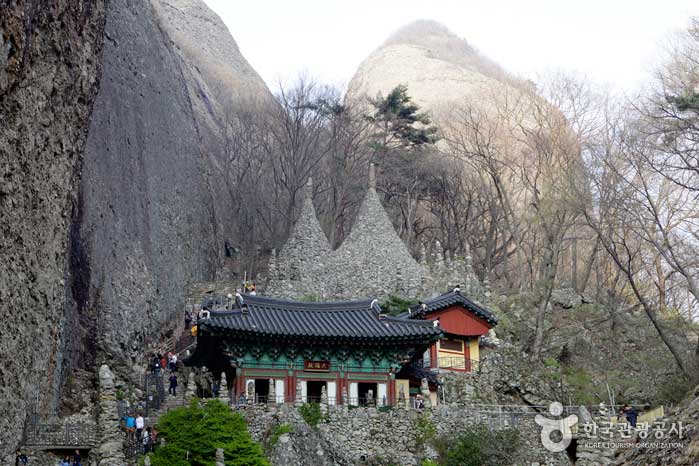 Les tours de la pagode sont mystérieuses à tout moment, quelle que soit la saison. - Jinan-gun, Jeollabuk-do, Corée (https://codecorea.github.io)