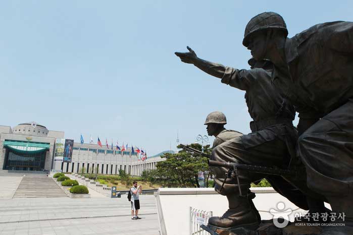 Die Statue der patriotischen Armee - Yongsan-gu, Seoul, Korea (https://codecorea.github.io)