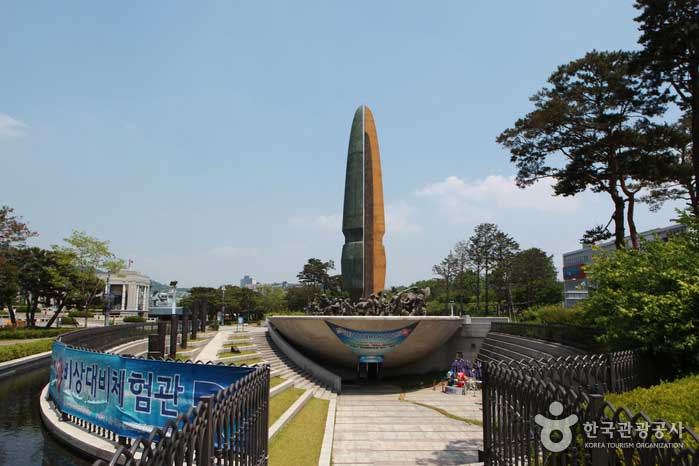 Monumento de guerra de Yongsan de Seúl - Yongsan-gu, Seúl, Corea (https://codecorea.github.io)