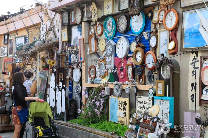 Penguin Village, avec un nombre inhabituellement élevé de montres - Nam-gu, Gwangju, Corée (https://codecorea.github.io)