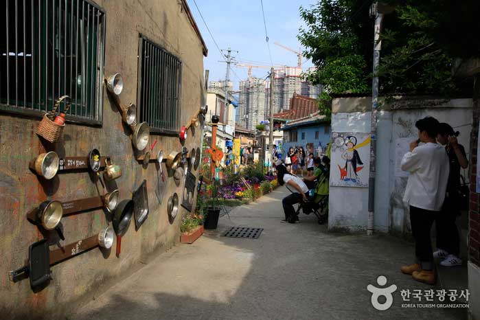 Mur avec une poêle en argent et une poêle à frire - Nam-gu, Gwangju, Corée (https://codecorea.github.io)