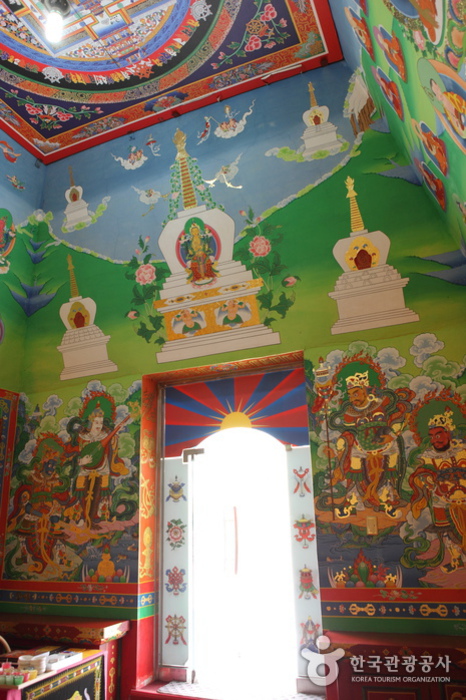 在蘇米光明塔內，供奉著藏族皇家畫家繪製的壁畫和曼荼羅。 - 韓國全羅南市寶城郡 (https://codecorea.github.io)