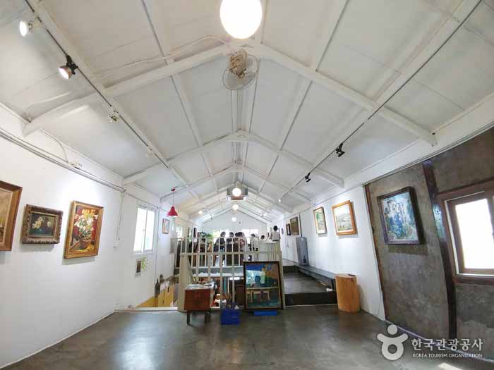 Una cafetería y un espacio en el segundo piso como una galería. - Gangneung-si, Gangwon-do, Corea (https://codecorea.github.io)
