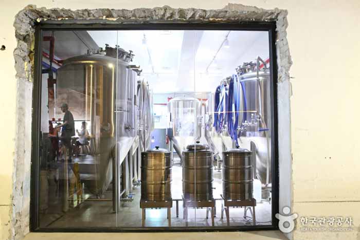 Puede ver la instalación de elaboración de cerveza a través de la ventana de vidrio. - Gangneung-si, Gangwon-do, Corea (https://codecorea.github.io)