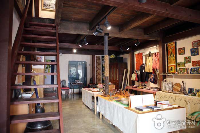 Beim Betreten der Galerie der erste Requisitenladen, der Sie begrüßt - Jung-gu, Incheon, Korea (https://codecorea.github.io)