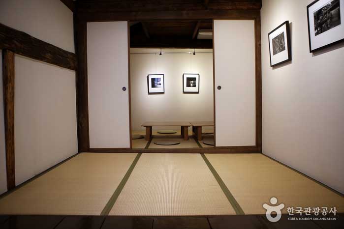 Habitación tatami en el segundo piso con fotos en blanco y negro - Jung-gu, Incheon, Corea (https://codecorea.github.io)