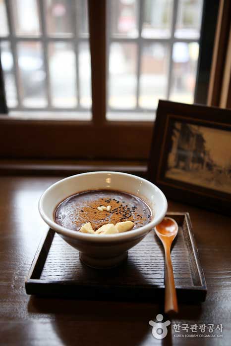Sweet red bean porridge with chewy injeolmi and cinnamon scent - Jung-gu, Incheon, Korea (https://codecorea.github.io)