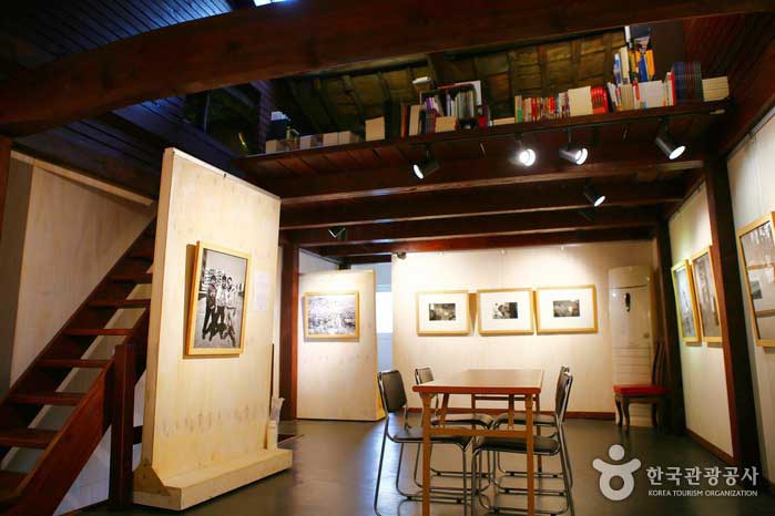 Sala de exposiciones del segundo piso y ático para adivinar la edad del edificio. - Jung-gu, Incheon, Corea (https://codecorea.github.io)