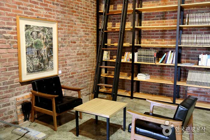 Литературные кафе имеют много книг на книжных полках, создавая атмосферу книжного кафе. - Дамьянг-гун, Чолланам-до, Корея (https://codecorea.github.io)